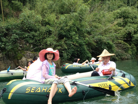 芦茨湾农家乐游客划船