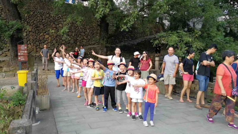 小游客在浙江杭州芦茨湾农家乐游玩