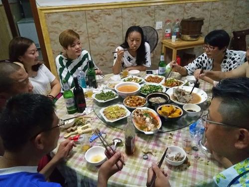 芦茨湾农家乐 游客聚餐
