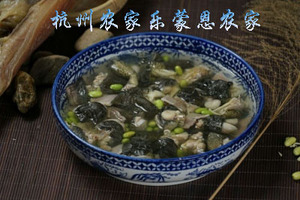 浙江农家乐石蛙汤，这个也属于我们当地农村的特色美食，很美味，但是价格比较高，野生的山货毕竟现在少了，小朋友吃了之后不容易生痱子。