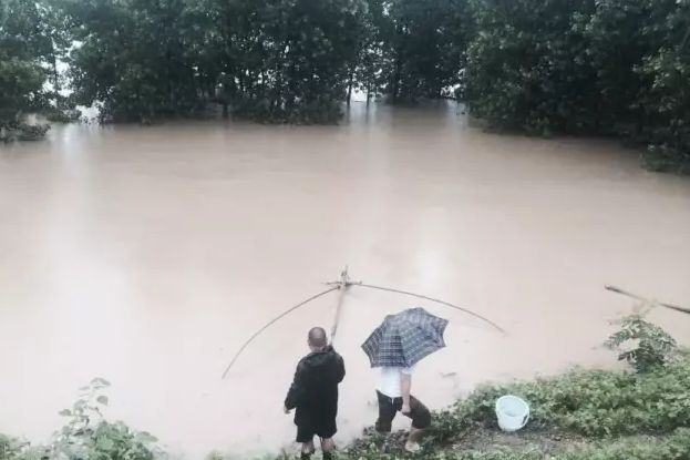 大雨天捕鱼的桐庐渔民
